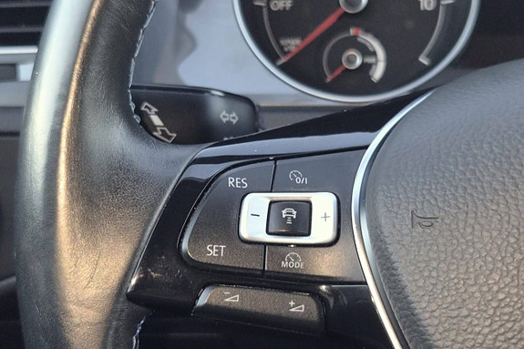 Volkswagen e-Golf VII 26 of 30