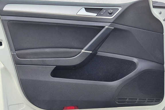 Volkswagen e-Golf VII 14 of 30