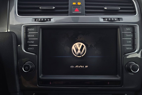 Volkswagen e-Golf VII 28 of 30