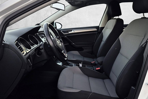 Volkswagen e-Golf VII 16 of 30