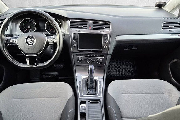 Volkswagen e-Golf VII 22 of 30