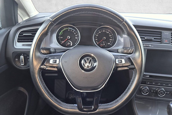 Volkswagen e-Golf VII 24 of 30