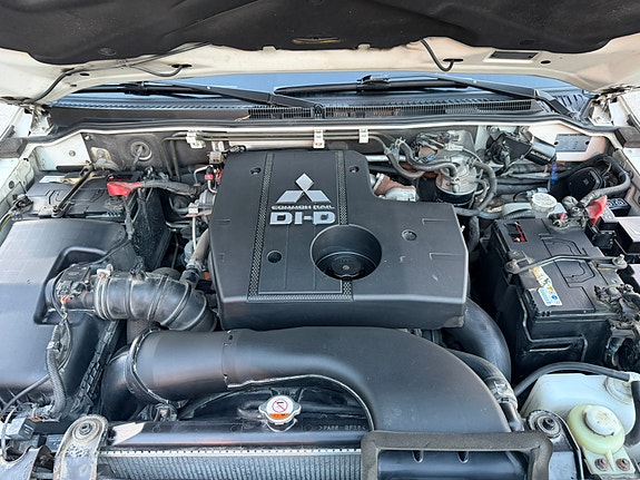 Mitsubishi Pajero 21 of 30