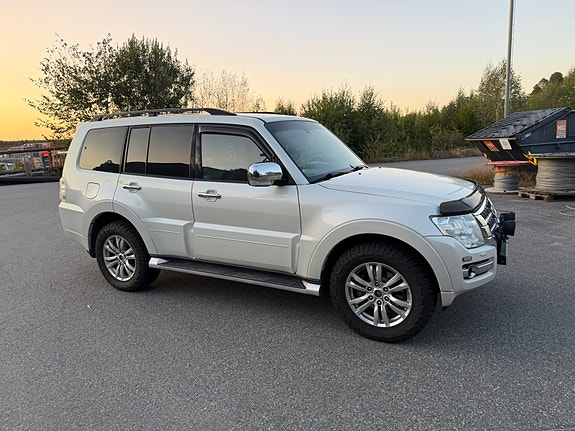 Mitsubishi Pajero 4 of 30