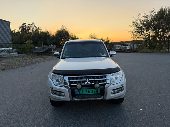Mitsubishi Pajero 2 of 30