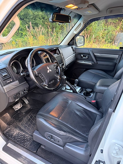 Mitsubishi Pajero 7 of 30