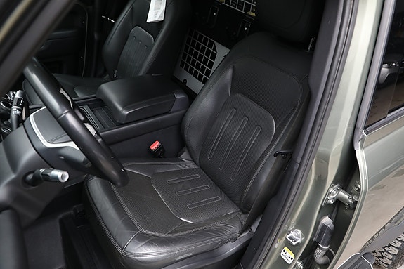 Land Rover Defender 110 14 of 30