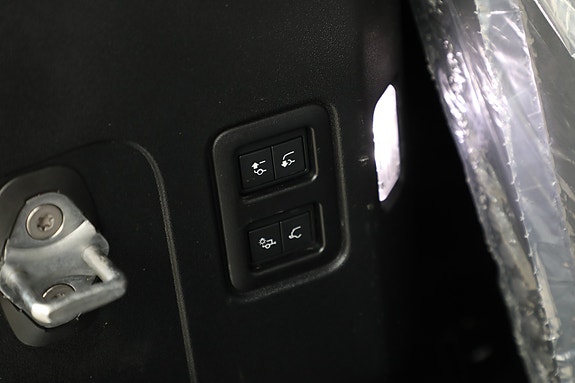 Land Rover Defender 110 30 of 30