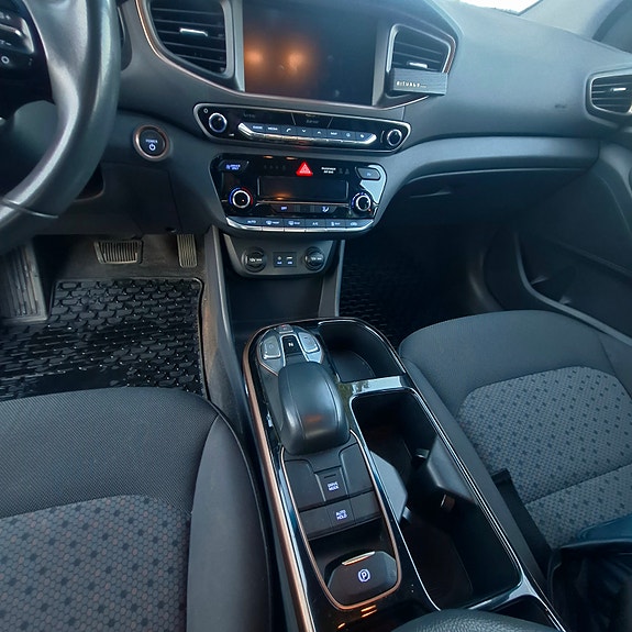 Hyundai IONIQ 17 of 21