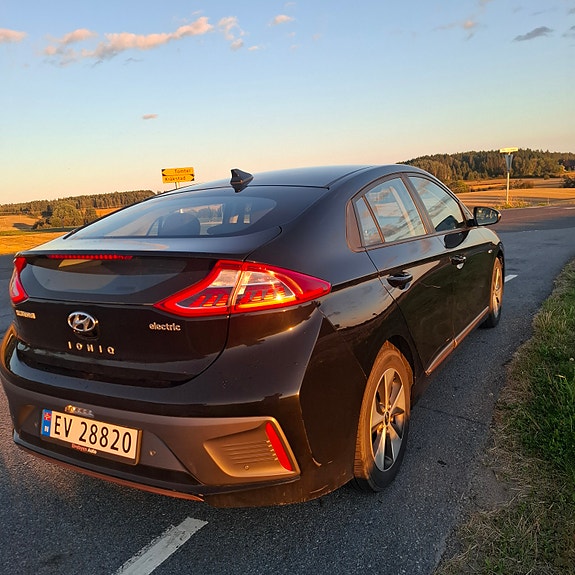Hyundai IONIQ 2 of 21