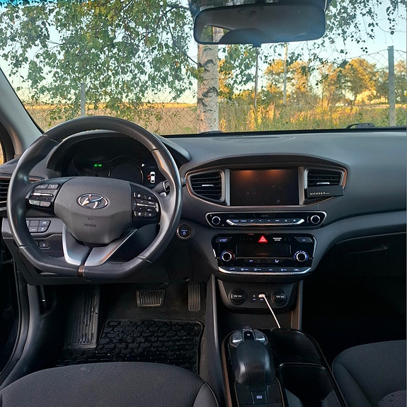 Hyundai IONIQ 13 of 21