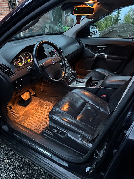 Volvo XC90 10 of 16