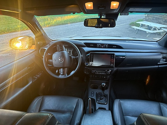 Toyota HiLux 13 of 30