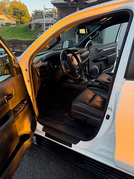 Toyota HiLux 17 of 30