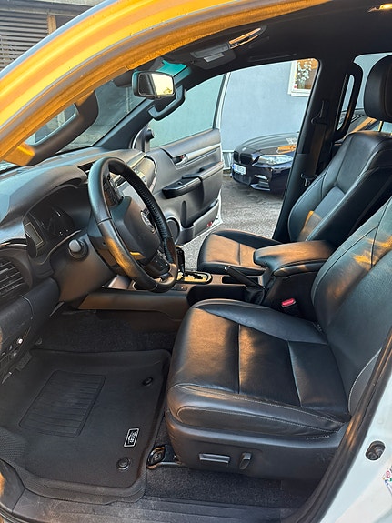 Toyota HiLux 18 of 30