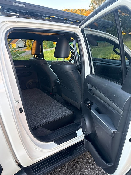 Toyota HiLux 23 of 30