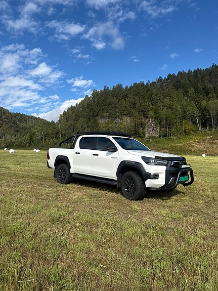 Toyota HiLux 2 of 30
