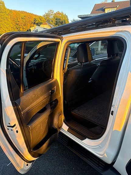 Toyota HiLux 19 of 30