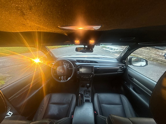 Toyota HiLux 14 of 30
