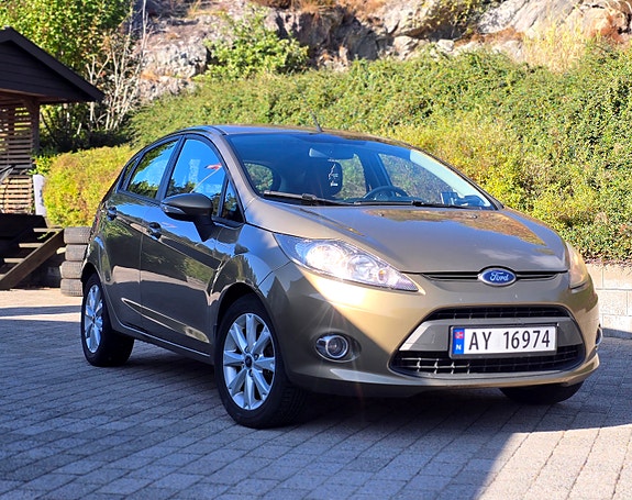 Ford Fiesta 2 of 27