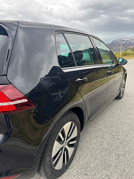 Volkswagen e-Golf VII 18 of 30