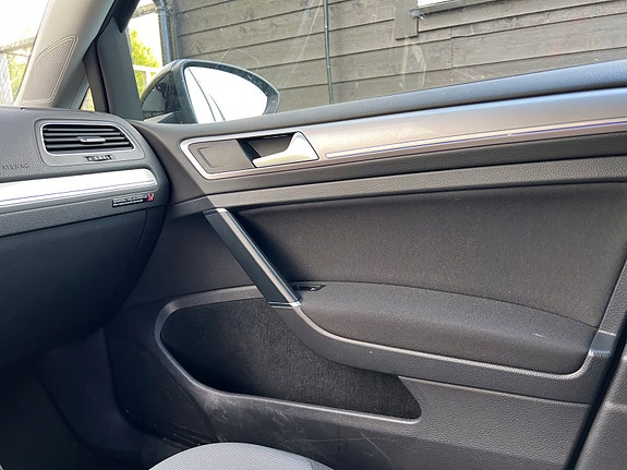 Volkswagen e-Golf VII 27 of 30
