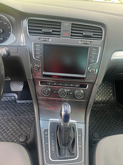 Volkswagen e-Golf VII 24 of 30
