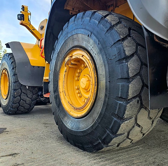 Volvo L120H, 2018 mod, 9960 timer, spakstyring, 3. funksjon, vekt med skriver, sentralsmøring, Volvo skuff, BM-feste 17 of 30