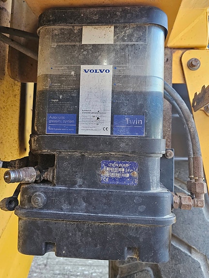 Volvo L120H, 2018 mod, 9960 timer, spakstyring, 3. funksjon, vekt med skriver, sentralsmøring, Volvo skuff, BM-feste 28 of 30