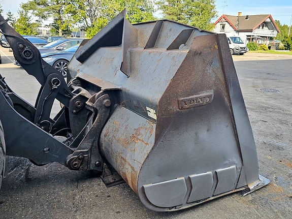 Volvo L120H, 2018 mod, 9960 timer, spakstyring, 3. funksjon, vekt med skriver, sentralsmøring, Volvo skuff, BM-feste 9 of 30