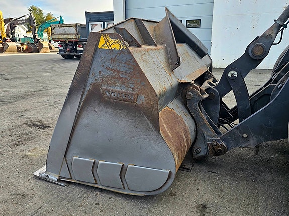 Volvo L120H, 2018 mod, 9960 timer, spakstyring, 3. funksjon, vekt med skriver, sentralsmøring, Volvo skuff, BM-feste 10 of 30