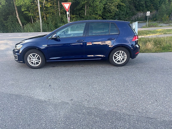 Volkswagen e-Golf VII 2 of 30