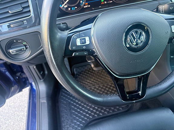 Volkswagen e-Golf VII 12 of 30