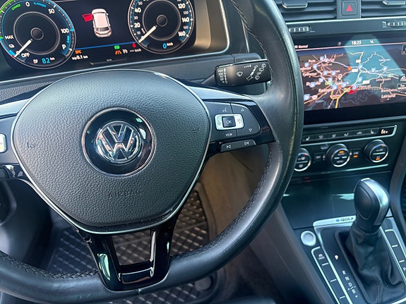 Volkswagen e-Golf VII 13 of 30