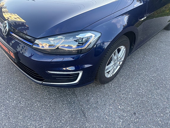 Volkswagen e-Golf VII 23 of 30