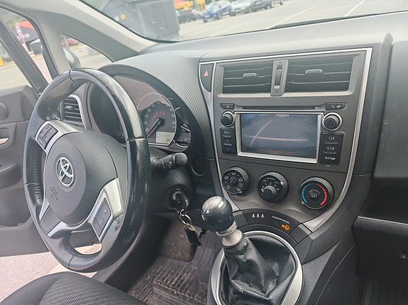Toyota Verso-S 2 of 5