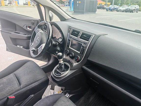 Toyota Verso-S 3 of 5