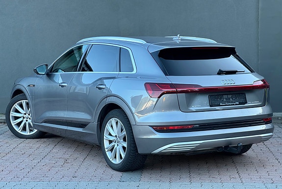 Audi e-tron 8 of 30