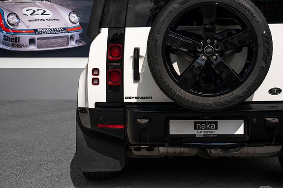 Land Rover Defender 110 11 of 30