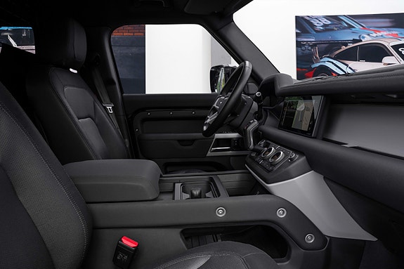Land Rover Defender 110 14 of 30