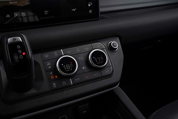 Land Rover Defender 110 28 of 30