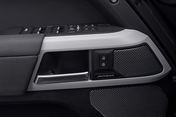 Land Rover Defender 110 30 of 30