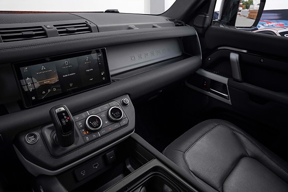 Land Rover Defender 110 22 of 30