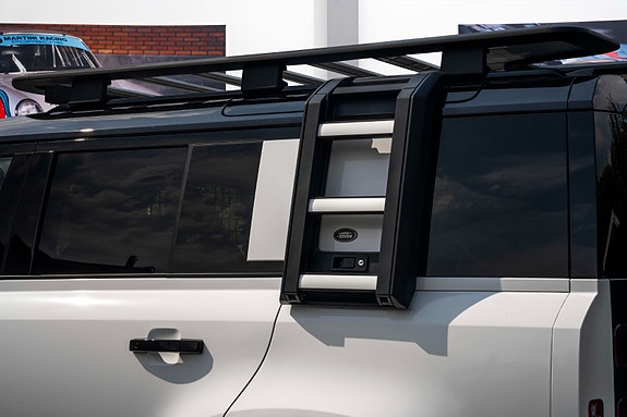 Land Rover Defender 110 7 of 30