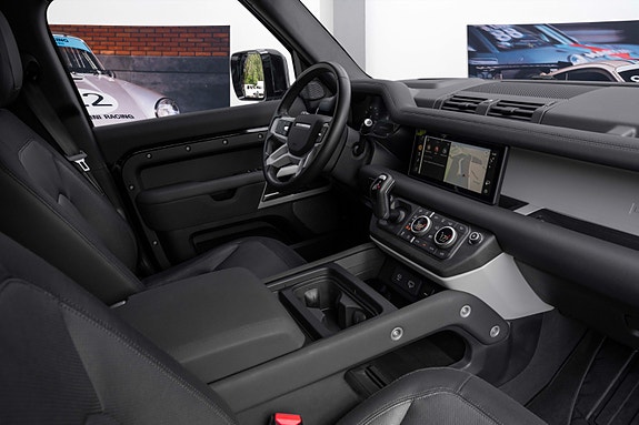 Land Rover Defender 110 13 of 30