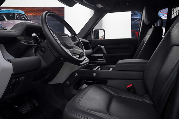 Land Rover Defender 110 19 of 30