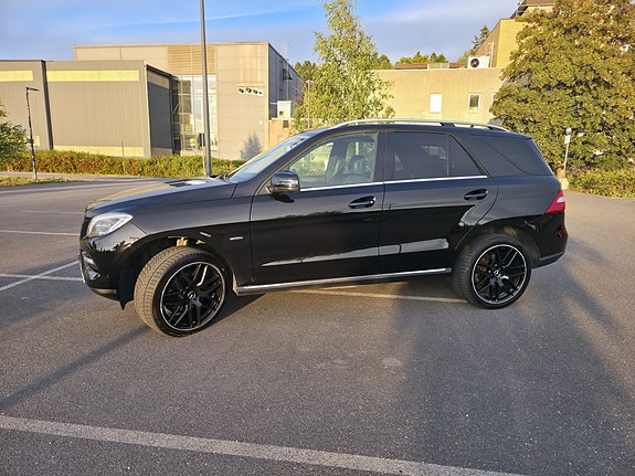 Mercedes-Benz ML250 2 of 30