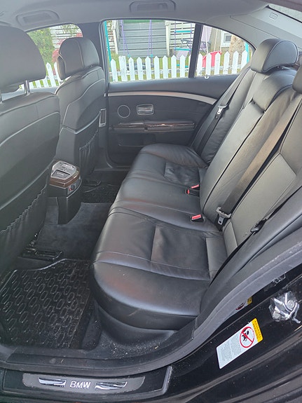BMW 750i 17 of 29