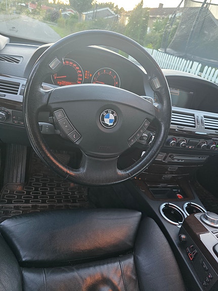 BMW 750i 15 of 29