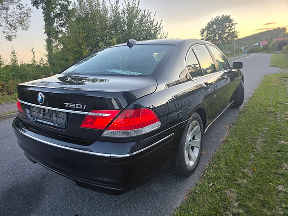 BMW 750i 7 of 29